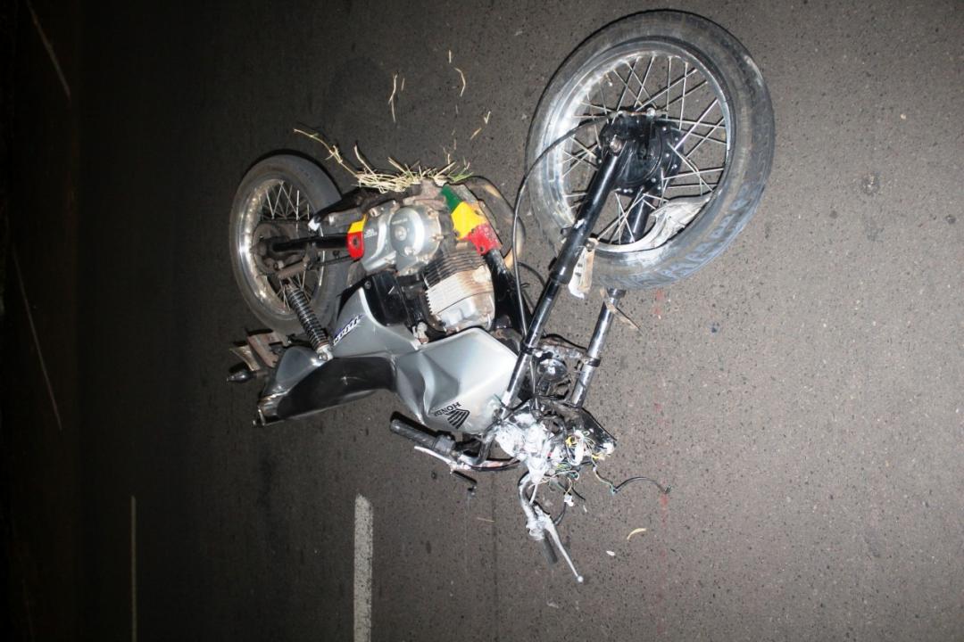 Foto 9 de 11 — Dois jovens morrem após moto bater violentamente em poste